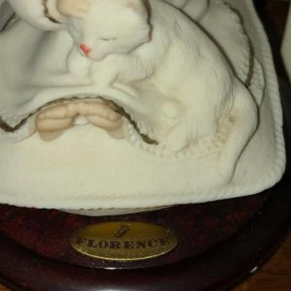 Giuseppe Armani 1997 "Quiet Please" Figurine - Picture 2 of 5